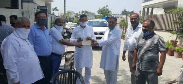 Entrepreneurs handed over a check of one lakh one thousand rupees to the Corona Relief Fund